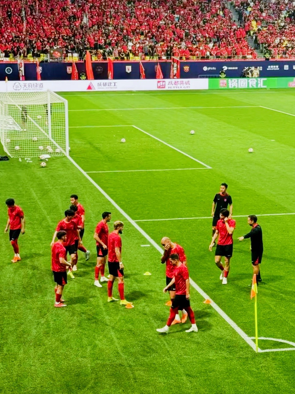 包含国际比赛日成都蓉城备战中超；绝杀压哨细节曝光；媒体盛赞；身体对抗强度拉满的词条