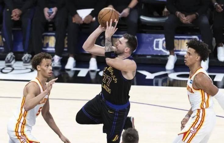 包含东契奇在曼联比赛中回归赛场，连败引发热议！的词条