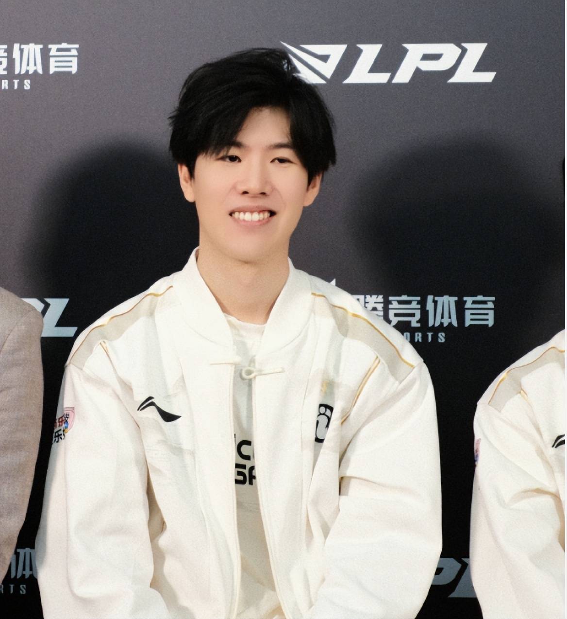 包含TheShy爆冷击败曼联，高光表现引爆全场！的词条